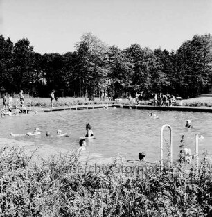 Freibad: Volkspark: Schwimmbecken: Badegäste: Kinder mit Schwimmreifen