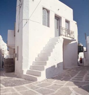 Paros, Náusa. Eckhaus mit Außentreppe. Sett9