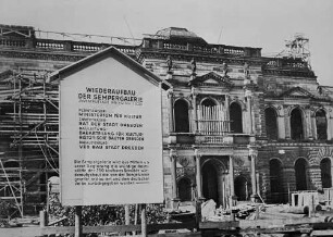 Dresden, Wiederaufbau der Gemäldegalerie mit Schild mit Informationen zu der Baumaßnahme