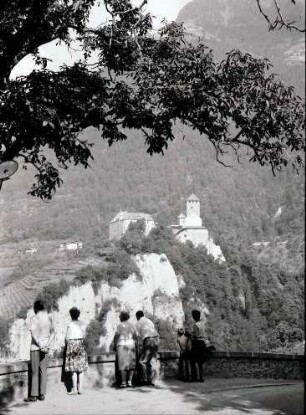 Dorf Tirol: Blick vom Dorf auf Schloss Tirol, Vordergrund Leute