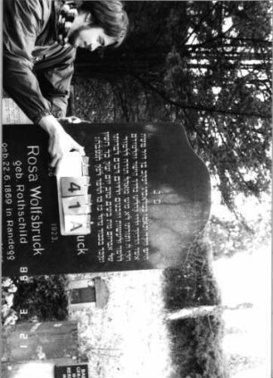 Grabstein 41 (Index: 99792504) Material: Granit Zustand: gut Maße HxBxT: 222x75x30 cm Beschreibung: Stele, getreppter Sockel, geschwungener Abschluß: Grabstein 41A