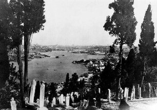 Blick auf das "Goldene Horn" mit S.M.S. "Breslau"