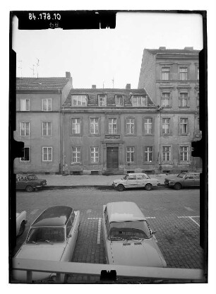 Potsdam, Wilhelm-Pieck-Straße (Charlottenstraße) 65. Wohnhaus. Straßenfront
