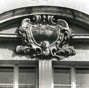 Bautzen, Fleischmarkt 4. Wohnhaus (1710). Kartusche über Mittelfenster (1. Obergeschoß)