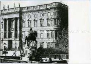 Das Berliner Schloss mit dem Denkmal des Großen Kurfürsten auf der Langen Brücke