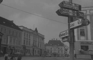 Lambach: Wegweiser am Hauptplatz