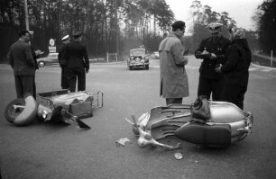 Zusammenstoß zwischen zwei Motorrollern auf der Kreuzung Linkenheimer Landstraße/Parkring.