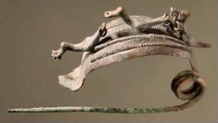 Etruskische Fibel mit drei plastischen Enten