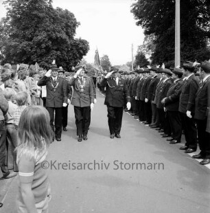Volks- und Schützenfest: Schützenverein Sprenge und Umgebung e.V.: Abnahme des Festzugs durch Schützenkönig Herbert Zingelmann, Jungschützenkönig Manfred Braunschweig und Schützenoberst Helmut Ausborn