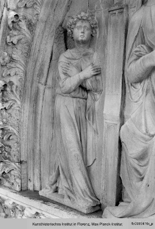 Markusportal : Thronende Madonna mit Kind zwischen zwei Engeln