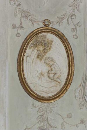 Stuckreliefs mit Puttendarstellungen — Putto mit Schellenkranz