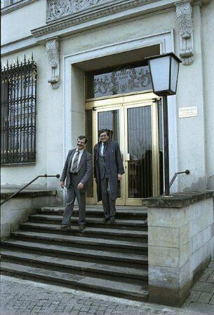 Berlin: Eingang Ermeler Haus; mit Schröder (MdB) und Jung (MdB)