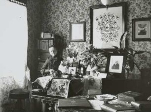 Auguste Finsterbusch am Gabentisch zum 80. Geburtstag in Glauchau