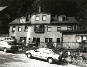 Schwarzenberg. Wohnhaus, Bahnhofstraße 7. Straßenfront mit Einfriedung