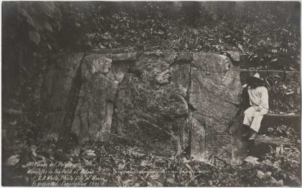 Menschliche Figuren darstellende Reliefs. Ruinas del Palenque - Monoliths in the Patio of Palace