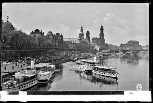 Dresden, Elbdampfer an der Brühlschen Terrasse mit Katholischer Hofkirche und Augustusbrücke