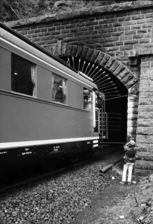 Triberg: Abtaststangen des Messwagens vor dem Tunnel