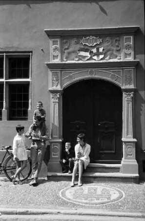 Freiburg i. Br.: Eingang zum alten Rathaus mit Wappen: davor Familie Heidenreich