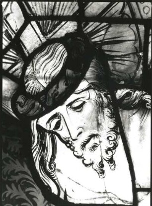 Der Gekreuzigte aus dem Christusfenster. Glasmalerei, um 1390/1400. Ausschnitt: Kopf des Gekreuzigten. Mühlhausen, Pfarrkirche Sankt Marien I (2 b). Ausstellung "Mittelalterliche Glasmalerei in der DDR", Angermuseum Erfurt 1989/1990. Kat. Nr. 33