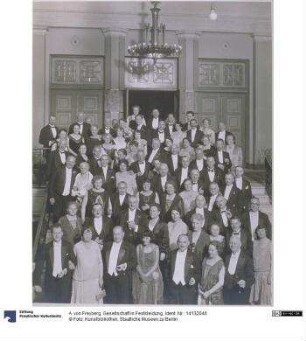 Gesellschaft in Festkleidung