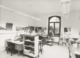 Sächsische Landesbibliothek - Staats- und Universitätsbibliothek Dresden. Außenstelle Deutsche Fotothek. Erdgeschoss. Referat Fotowerkstatt, Dienstzimmer Fotografen mit Hellarbeitsplätzen und Naßstrecke : Dresden-Neustadt, Bautzner Straße 19. Sächsische Landesbibliothek - Staats- und Universitätsbibliothek Dresden. Außenstelle Deutsche Fotothek. Erdgeschoss. Referat Fotowerkstatt, Dienstzimmer Fotografen mit Hellarbeitsplätzen und Naßstrecke