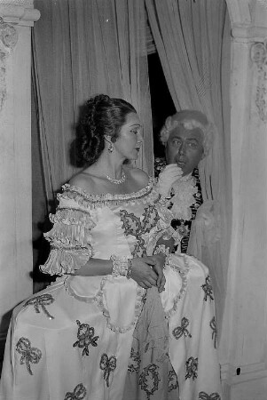 Szenenbilder aus der Oper "Madame Pompadour" von Leo Fall (Uraufführung: 1922.09.09) am Metropol-Theater Berlin, 1951 : Szenenbild