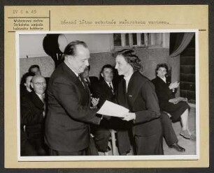 Festakt zum 10. Jahrestag des Sorbischen Instituts für Lehrerbildung 1956. : Swjatočnosć 10 lětneho wobstaća Serbskeho wučerskeho wustawa 1956. Margot Honecker gratuluje Kurtej Pětřej.