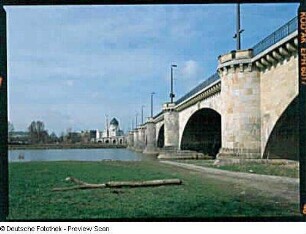 Marienbrücke (Straßenbrücke) : Straßenbrücke Marienbrücke. Blick vom Neustädter Ufer über die Elbe gegen ehem. Orientalische Tabak- und Zigarettenfabrik "Yenidze" (1907-1909; H. M. Hammitzsch)