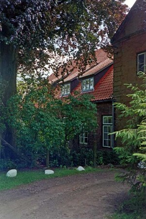 Altfresenburg: Gut: Torhaus, Teilansicht: Blick von Osten: Baum