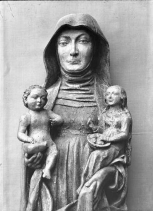 Anna Selbdritt : Anna selbdritt. Lindenholz, geschnitzt; Höhe 110 cm. Um 1525. Detail: Bruststück. Radibor, Alte katholische Pfarrkirche