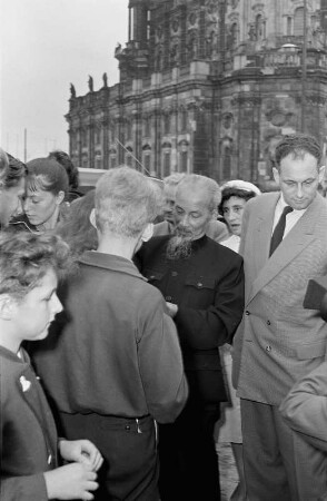 Dresden-Altstadt. Hồ Chí Minh, Präsident der Demokratischen Republik Nordvietnam, auf dem Theaterplatz