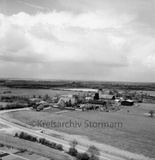 Vogelperspektive: Blick nach Norden vom Getreidesilo der Mühle W. F. Stoltenberg am Bahnhof: Ortseingang Barkhorst: im Vordergrund die Kreisstraße rechts Richtung Eichede