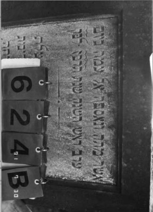 Grabstein 624 (Index: 99790889) Maße HxBxT: 106x57x30 cm Symbolik: nach unten gehaltene Fackeln: Grabstein 624B (Nachholaufnahme)