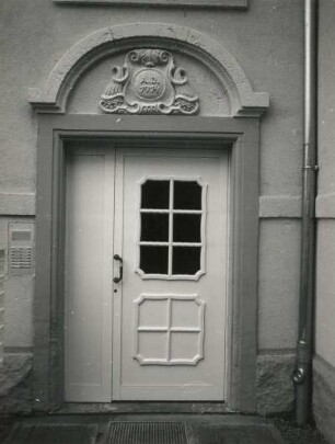 Dresden-Pieschen, Hubertusstraße 45. Wohnhaus (1914). Portal mit Bekrönung (bezeichnet 1914)