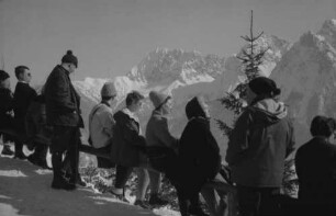 Mittenwald: Reihe sich Sonnender, St. Anton-Haus