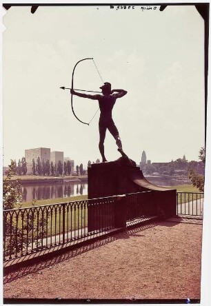 Dresden. Bogenschütze am Dr. Rudolf-Friedrichs-Ufer