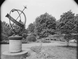 Dresden. Staudengarten, Sonnenuhr : Dresden-Neustadt, Neustädter Elbufer. Staudengarten mit Sonnenuhr (1940)