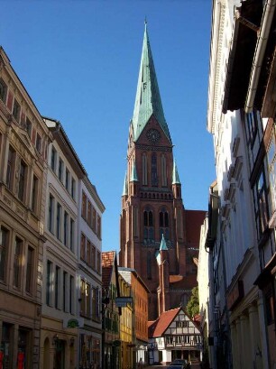 Straßenzug der Innenstadt mit Dom, Schwerin
