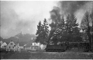 Lok 21, G(St) 305, Bahnhof Mühringen, im Hintergrund Hohenmühringen