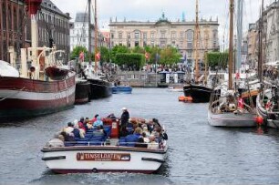 Touristenboot in Kopenhagen : Ein offenes Ausflugsboot fährt mit Touristen durch den Nyhavn. Aufgenommen in Kopenhagen im Mai 2008