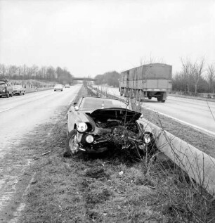 A 1: bei Stubbendorf: Verkehrsunfall: Pkw kommt von Fahrbahn ab: Unfallwagen mit zerstörter Front an Leitplanke von Mittelstreifen, auf Motorhaube Weinbrandflasche: an linkem Straßenrand Einsatzwagen der Polizei, parkender Pkw: hinten vorbeifahrender Lkw, Pkws: im Hintergrund Brücke von Straßenüberführung