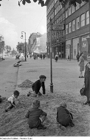 Kinder spielen im Sand