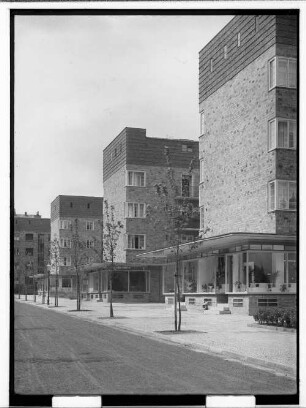 Baublock Helmholtzstr., Bunsenstr. Nr. 5 : [Außenansicht mit Ladenzeile]