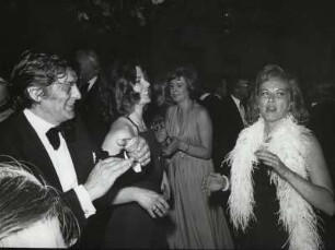 Presseball 1974. Günter Pfitzmann und Frau Lilo und Brigitte Grothum