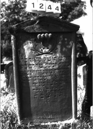 Grabstein 1244 (Index: 100098485) Maße HxBxT: 138x68x9 cm Symbolik: Trauerkranz, zwei Herzen: Grabstein 1244
