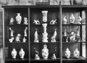 Porzellankabinett. Residenzschloss Dresden : Dresden, Residenzschloss. Porzellankabinett im Hausmannsturm. Vitrine mit Meißner Porzellan
