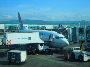 Flughafen Panama-City - Fluggastbrücke : Ein Flugzeuge der Copa-Airlines wird beladen, aufgenommen am 16. September 2011 am Internationalen Flughafen Tocumen in Panama-City