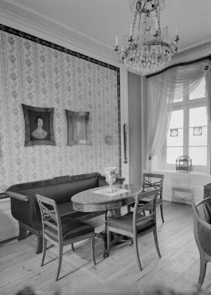 Fünfteilige Sitzgruppe mit einem Sofa und drei Stühle um einen ovalen Tisch