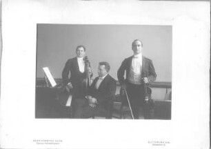 Streichtrio : Streichtrio, wohl in Altenburg. Fotografie (Abzug auf Karton mit Atelieraufdruck recto) von Arno Kersten Sohn (Otto Kersten), Altenburg um 1910