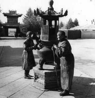 Mongolische Volksrepublik 1979. Gläubige am buddhistischen Gandang-Kloster in Ulan-Bator